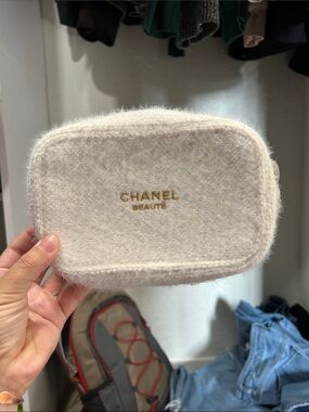 CHANEL Beauté Cream Cosmetic Pouch